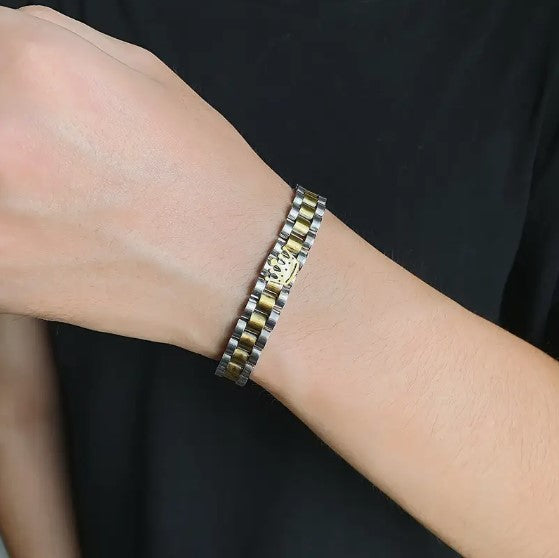 A Stylish And Simple Stainless Steel Bracelet